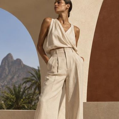 Modelo com calça de alfaiataria clara