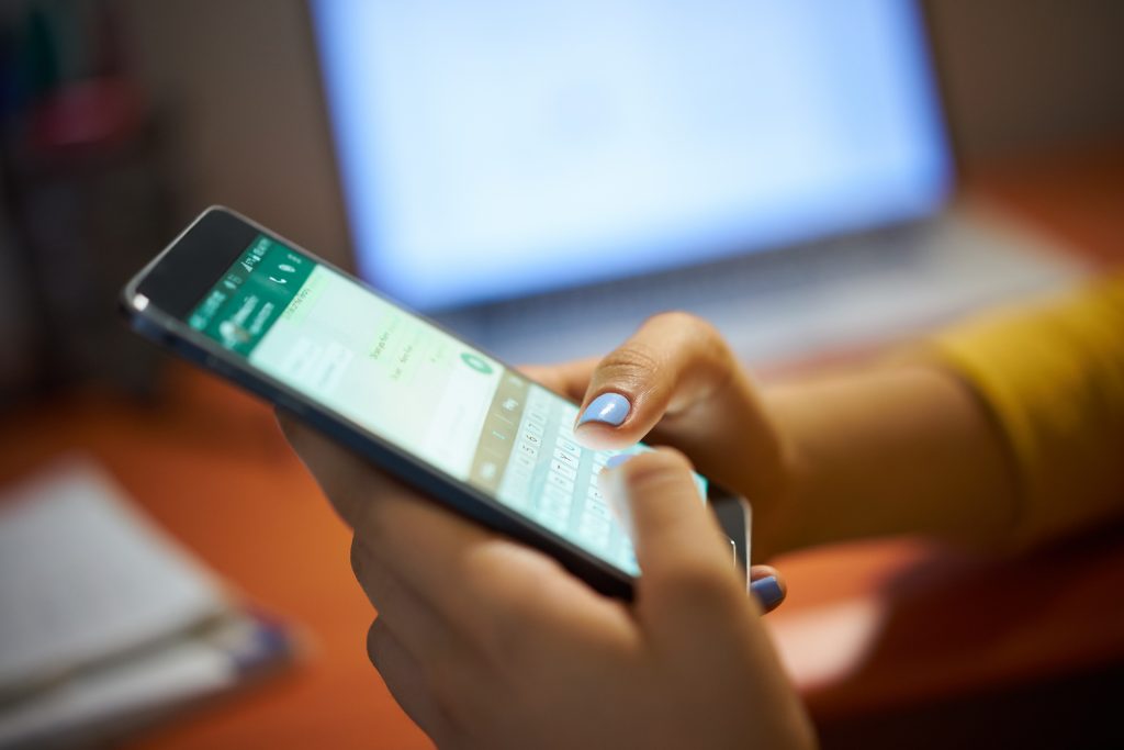 Conversa de WhatsApp aberta no celular