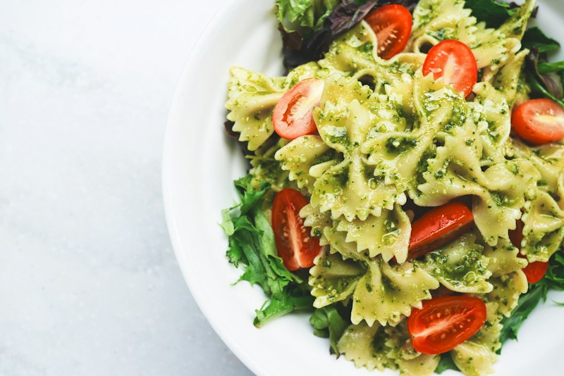 Massa ao pesto com tomates e folhas