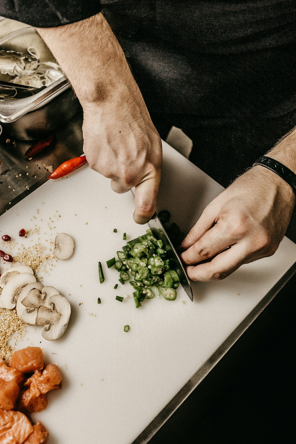 Pessoa cozinhando em uma cozinha iluminada