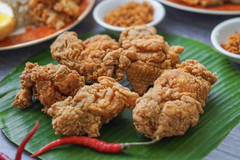 Pedaços de frango empanado crocante