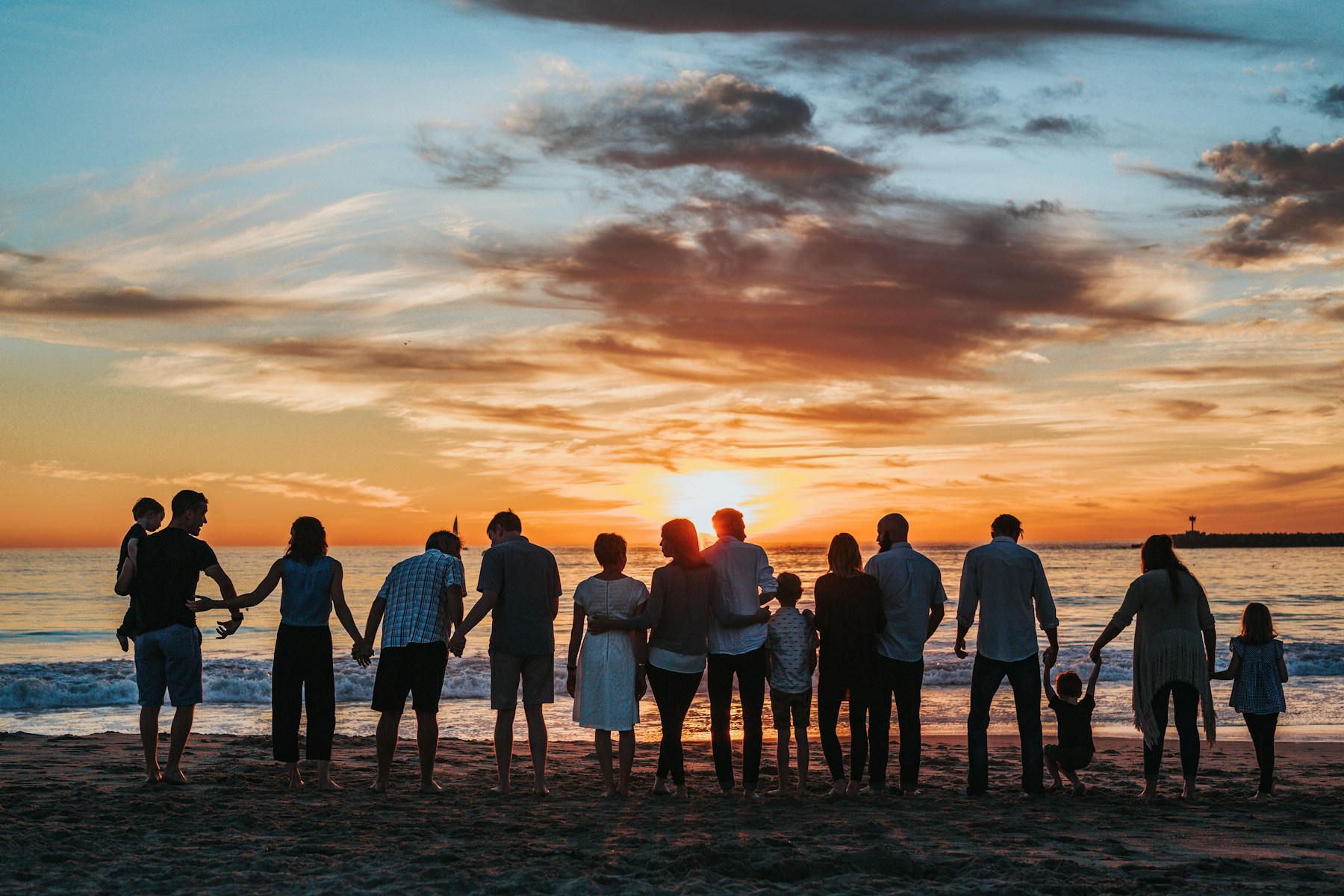 Família reunida à beira-mar