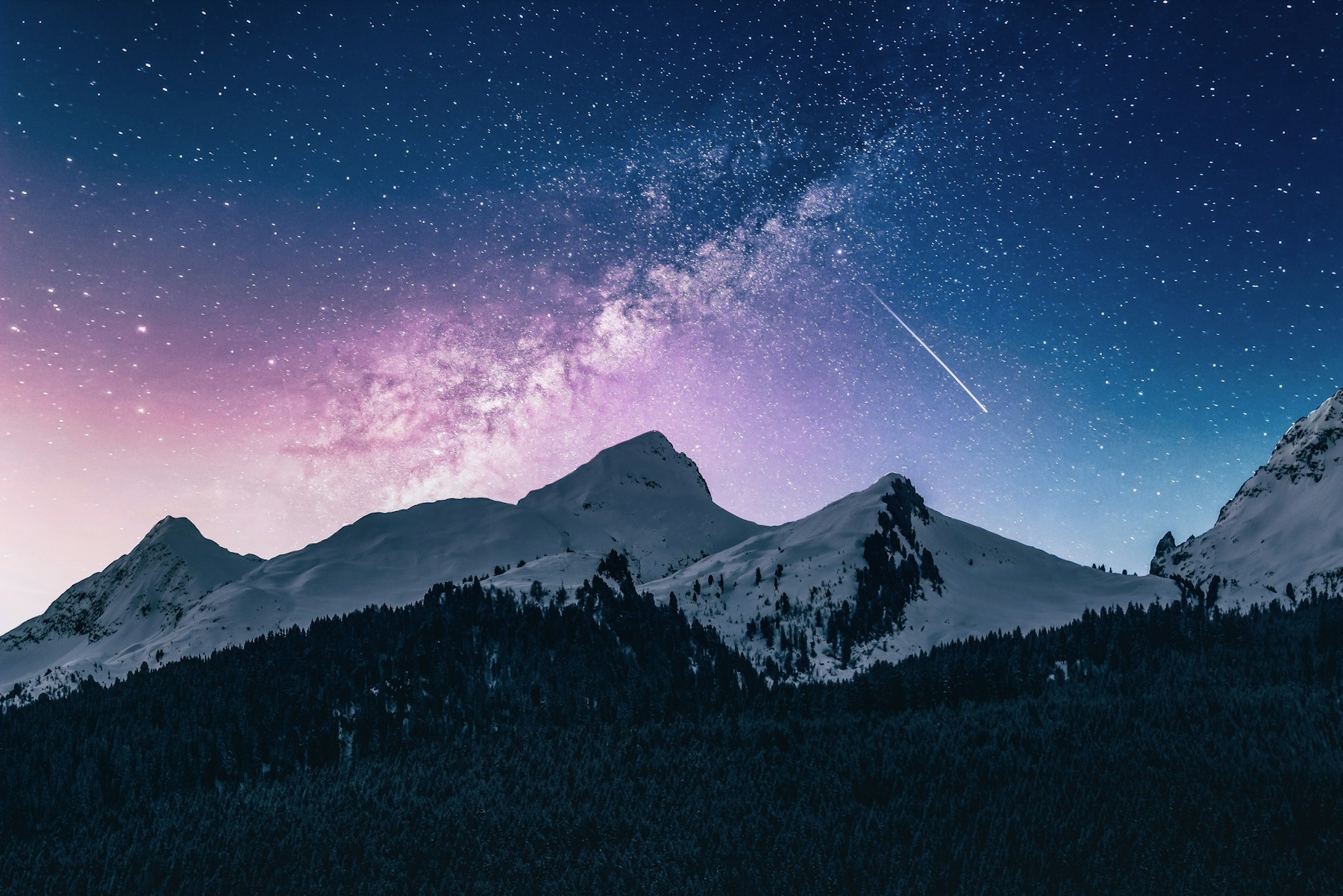 Céu estrelado e Via Láctea sobre montanhas